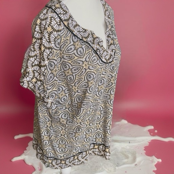 Patterned Black and White Women's Top - Picture 3 of 8